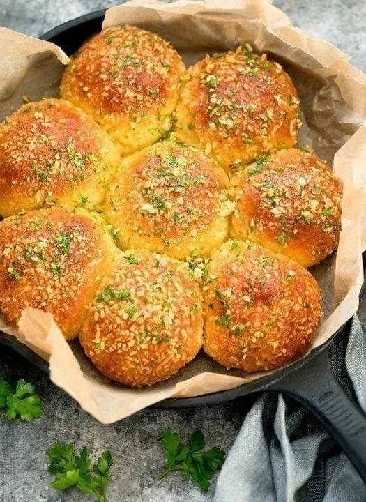 Keto Garlic Dinner Rolls